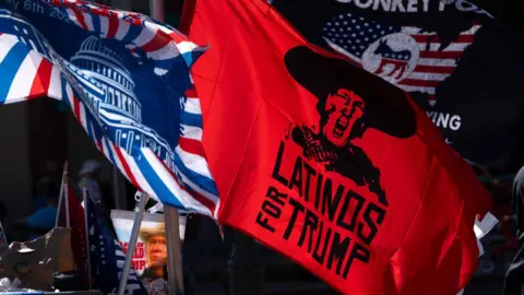 Orang Latin untuk bendera Trump