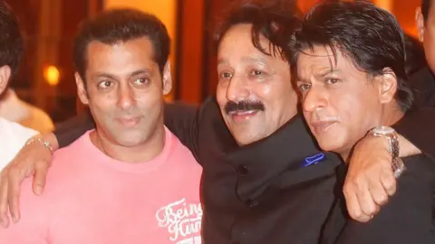 Getty Images Kongres MLA Baba Siddique dengan aktor Bollywood Salman Khan dan Shah Rukh Khan selama pesta Iftari di Taj Lands End di Bandra, Mumbai pada 21 Juli 2013.