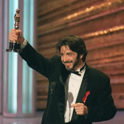 Getty Images Pacino di Academy Awards 1993, di mana ia memenangkan Oscar pertama dan satu-satunya untuk penampilannya dalam Scent of a Woman - tersenyum, memegang patung itu tinggi-tinggi dengan satu tangan