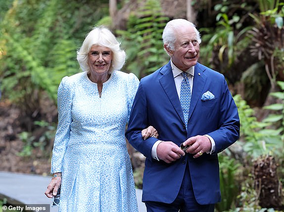 CANBERRA, AUSTRALIA - 21 OKTOBER: Ratu Camilla dan Raja Charles III mengunjungi Kebun Raya Nasional Australia pada 21 Oktober 2024 di Canberra, Australia. Kunjungan Raja ke Australia adalah yang pertama sebagai raja, dan CHOGM di Samoa akan menjadi yang pertama sebagai Kepala Persemakmuran. (Foto oleh Chris Jackson/Getty Images)