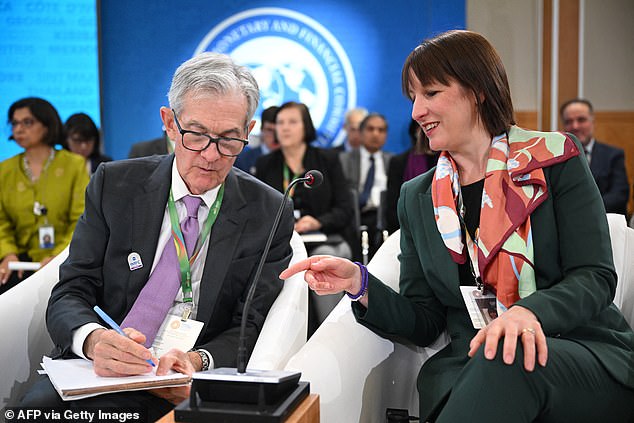 Ketua Federal Reserve AS Jerome Powell (gambar kiri) berbicara dengan Menteri Keuangan Inggris Rachel Reeves (gambar kanan) sebelum dimulainya Komite Moneter dan Keuangan Internasional di Washington, DC