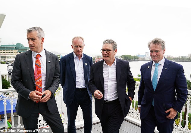 Sir Keir Starmer bersama Paul Schroder, CEO AustralianSuper, John Neal, CEO Lloyds of London, dan Brian Moynihan, CEO Bank of America, setibanya mereka di Apia, Samoa, untuk menghadiri Pertemuan Kepala Pemerintahan Persemakmuran