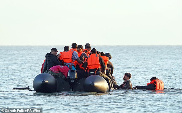 Sekelompok besar migran mencoba menyeberangi Selat Inggris dengan perahu kecil