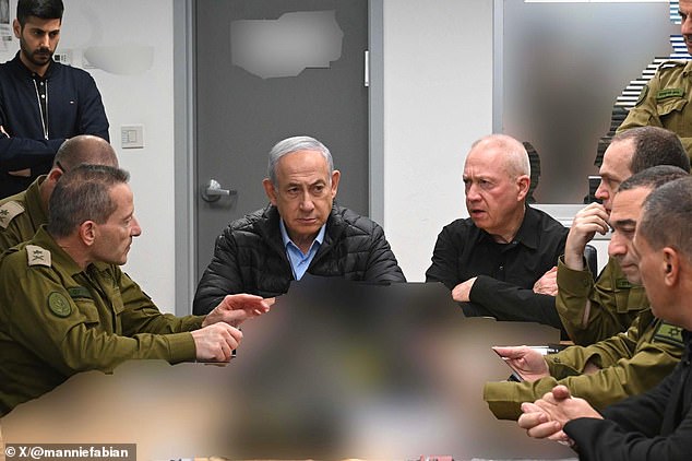 Kantor Perdana Menteri Israel merilis gambar Perdana Menteri Benjamin Netanyahu, Menteri Pertahanan Yoav Gallant dan perwira militer di markas bawah tanah IDF di tengah serangan terhadap Iran