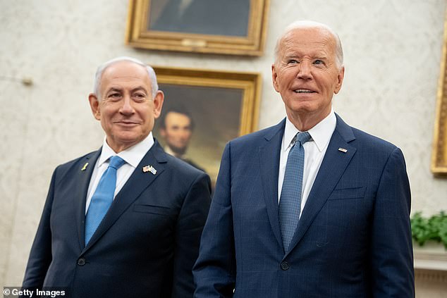 Seorang pejabat senior Gedung Putih mengungkapkan bahwa Presiden Joe Biden bekerja langsung dengan Perdana Menteri Israel Benjamin Netanyahu “untuk merancang respons yang akan mencegah tindakan lebih lanjut terhadap Israel sekaligus mengurangi risiko eskalasi lebih lanjut” sebelum serangan udara Israel terhadap Iran pada Sabtu pagi.