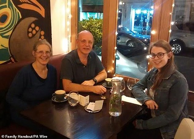 Foto Natasha Abrahart bersama orang tuanya Robert dan Margaret