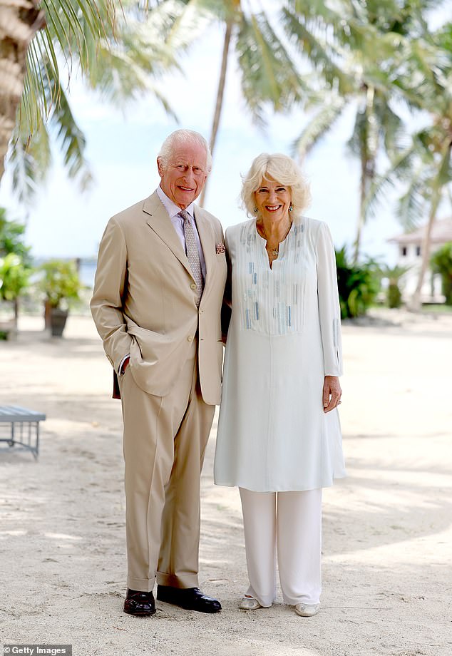 Raja Charles III dan Ratu Camilla tersenyum saat berkunjung ke pantai di Apia, Samoa