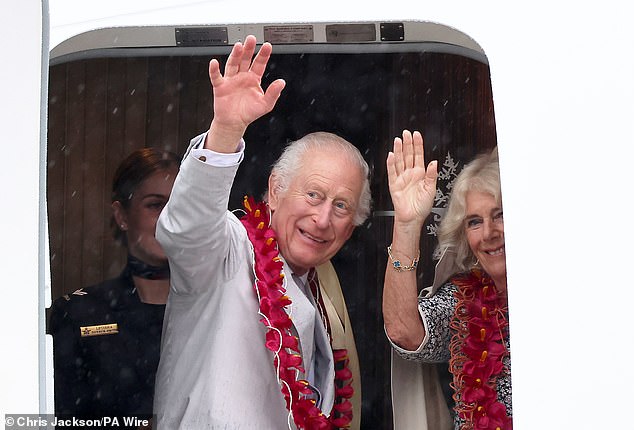 Raja Charles III dan Ratu Camilla melambai saat mereka menaiki pesawat Royal Australian Air Force sebelum berangkat dari Bandara Internasional Faleolo di Samoa