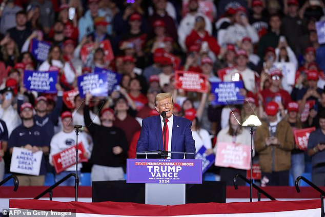 Mantan ibu negara, yang sekali lagi mengatakan pada hari Sabtu bahwa dia “membenci politik,” masih menginspirasi kesetiaan kaum liberal dan jajak pendapat hipotetis yang menunjukkan dia bersaing dengan Trump.