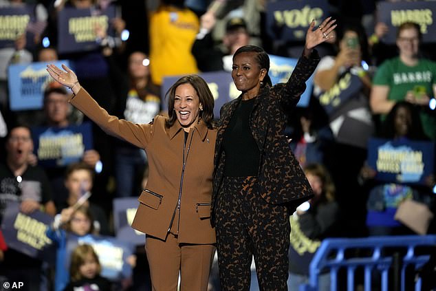 Harris bersama Obama di Wings Event Center. Mantan ibu negara itu mempertanyakan mengapa Harris mempunyai standar yang lebih tinggi daripada Trump dan memujinya karena siap menghadapi momen tersebut