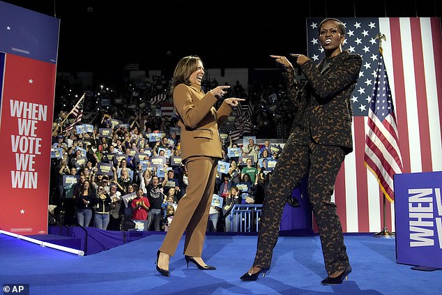 Michelle Obama tampil pertama kali dalam kampanye bersama Kamala Harris pada hari Sabtu dengan permohonan kepada para pria yang berencana memilih Trump