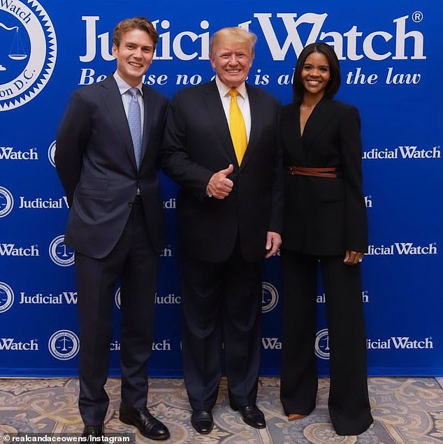 Ibu Owens memberikan dukungannya kepada Trump dalam kampanye pemilihannya kembali (difoto bersama di acara Judicial Watch)