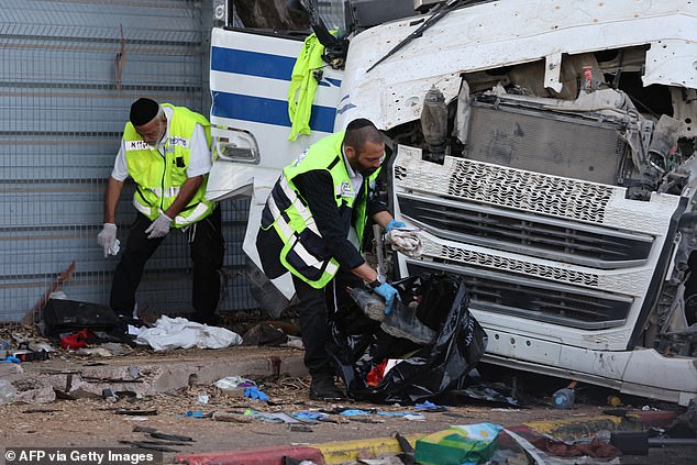 Tim darurat Israel membersihkan lokasi kejadian setelah seorang pengemudi menabrakkan truknya ke kerumunan di halte bus di Ramat Hasharon, utara Tel Aviv, pada 27 Oktober 2024.