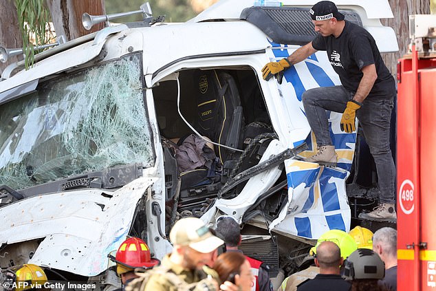 Polisi Israel memeriksa jenazah pengemudi truk di lokasi serangan di Ramat Hasharon, utara Tel Aviv, pada 27 Oktober 2024