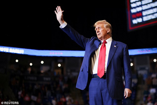 Menyusul klaim Harris bahwa Trump ingin memerintah sebagai seorang 'fasis', Walikota New York Eric Adams dengan tajam mengkritik Harris atas tanggapan tersebut dan memintanya untuk menguranginya. (foto: Trump pada rapat umum di Pennsylvania pada hari Sabtu)