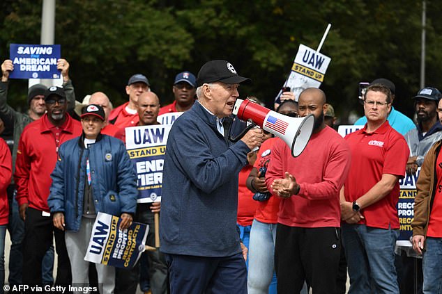 Joe Biden menjadi presiden pertama yang melakukan piket saat mendukung suara serikat pekerja