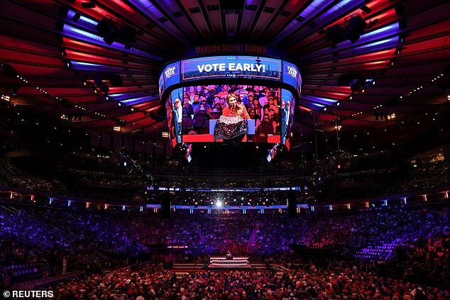 Donald Trump memainkan Madison Square Garden yang terjual habis pada hari Minggu