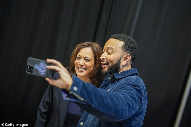 Kamala Harris berfoto selfie dengan John Legend sebelum rapat umum di Philadelphia