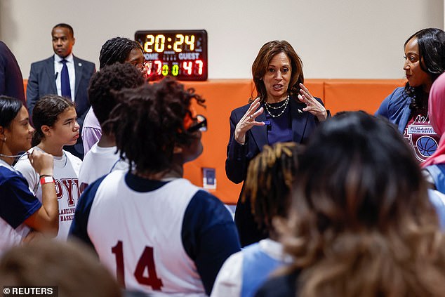 Kamala Harris bertemu dengan siswa sekolah dasar di acara kampanye komunitas di The Alan Horwitz 'Sixth Man' Center, sebuah fasilitas bola basket remaja, di Philadelphia