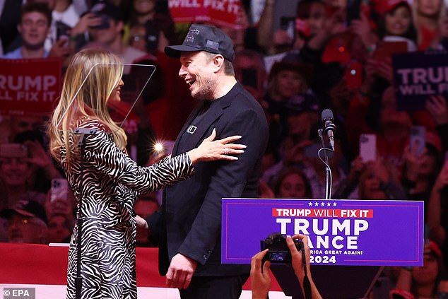 Elon Musk memperkenalkan Melania