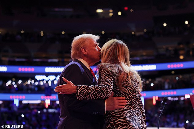 Melania Trump memperkenalkan suaminya Donald Trump di depan sebuah rumah yang penuh sesak di Madison Square Garden