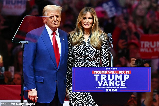 Mantan ibu negara Melania Trump memberikan pidato yang mengejutkan pada rapat umum Trump pada hari Minggu - itu adalah penampilan kampanye pertamanya pada tahun 2024 untuk suaminya