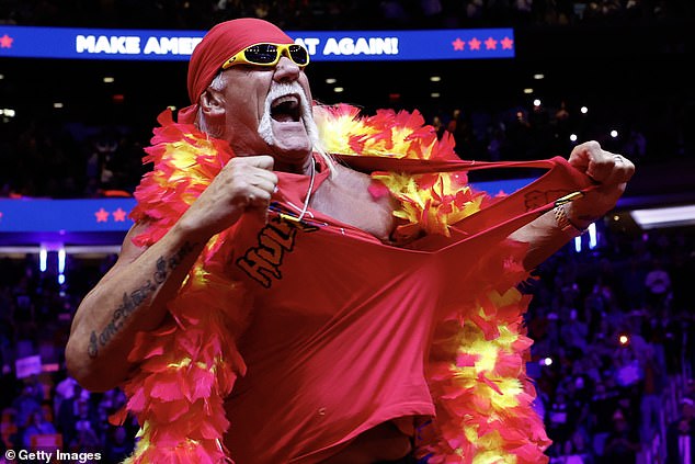 Ikon UFC Hulk Hogan merobek bajunya untuk memperlihatkan tank top pro-Trump sebelum memberikan komentar yang mendukung terpilihnya kembali mantan presiden tersebut, di mana dia mengatakan Madison Square Garden adalah 'rumah Trump'