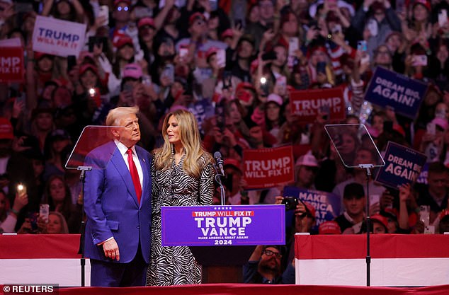 Donald Trump memeluk Melania Trump saat rapat umum di Madison Square Garden