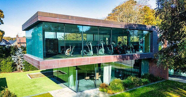 Rumah yang terletak di kawasan Liverpool ini juga memiliki gym canggih di gedung dua lantainya sendiri, yang juga berisi area spa.