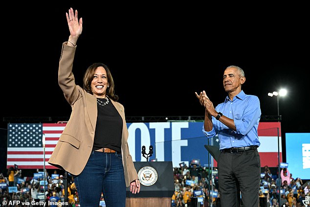 Mantan Presiden AS Barack Obama memuji Wakil Presiden AS dan calon presiden dari Partai Demokrat Kamala Harris selama rapat umum kampanye di Stadion James R Hallford di Clarkston, Georgia