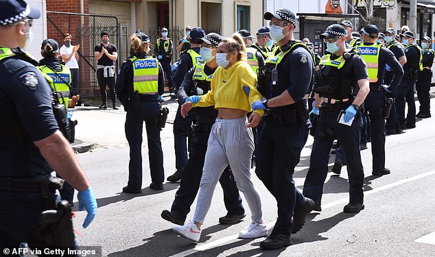 Polisi menahan seorang pengunjuk rasa anti-lockdown di Queen Victoria Market Melbourne selama unjuk rasa pada 13 September 2020, di tengah pandemi virus corona COVID-19 yang sedang berlangsung.