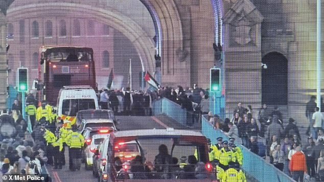 Beberapa aktivis pro-Palestina membentuk blokade di Tower Bridge pada 19 Oktober