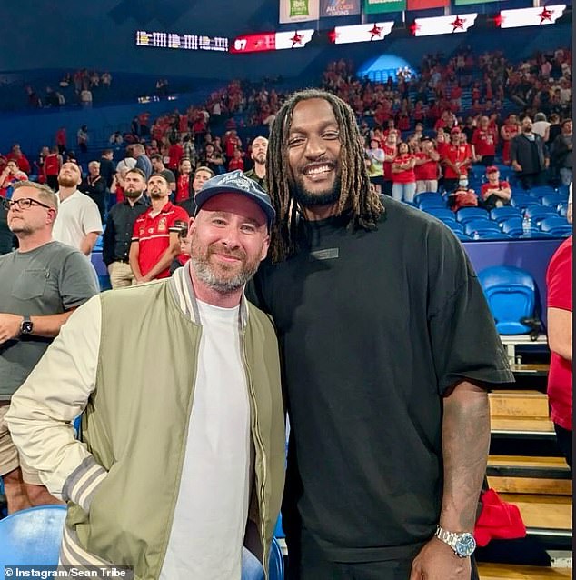 Sean Tribe (gambar kiri) bergaul dengan mantan pemain AFL West Coast Eagles Nic Naitanui selama pertandingan Perth Wildcats