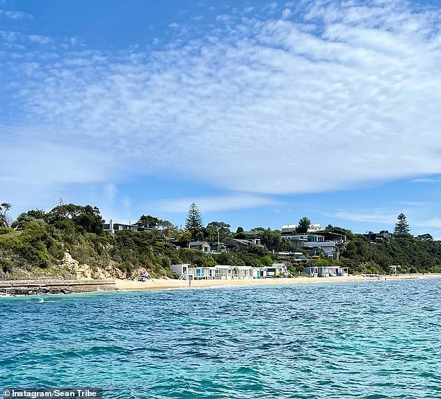 Tribe membagikan foto garis pantai Fishermans Beach di Portsea, yang dikenal sebagai taman bermain jutawan, tempat ibunya Julie dan ayah tiri Dave Simmons memiliki rumah liburan