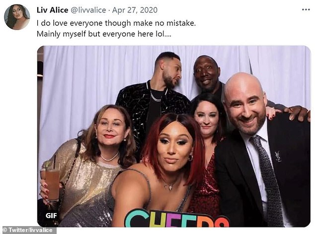 Foto keluarga yang diposting Olivia Simmons pada tahun 2020. Dari kiri ke kanan, atas ke bawah: Ben dan ayahnya Dave, ibunya Julie, Olivia, Emily Bush dan Sean Tribe