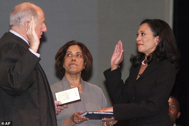 Jaksa Wilayah New San Francisco Kamala Harris, kanan, bersama ibunya, Dr. Shyamala Gopalan, memegang salinan Bill of Rights, menerima sumpah jabatan dari Ketua Mahkamah Agung California Ronald M. George