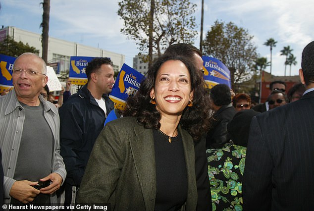 Kamala Harris bertemu dengan pendukungnya di depan stasiun 24th Street BART selama kampanye