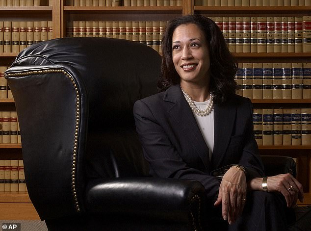 Jaksa Wilayah San Francisco Kamala Harris berpose untuk potret di San Francisco, 18 Juni 2004