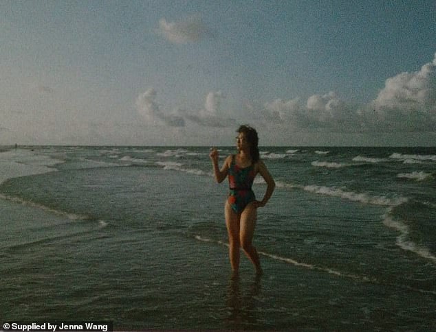 Jenna di pantai Pulau Hainan di Tiongkok selatan saat dia mengunjungi Walz