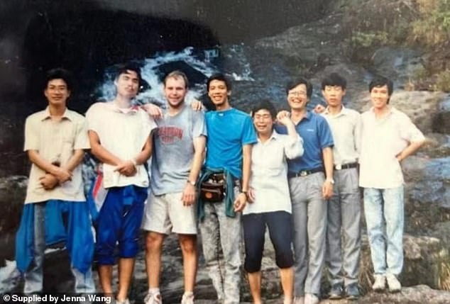 Tim Walz bergabung dengan staf organisasi nirlaba WorldTeach di Tiongkok pada tahun 1989. Dia berfoto bersama murid-muridnya selama tahun ajaran mereka di Tiongkok, diambil oleh seorang teman dan diberikan kepada Wang