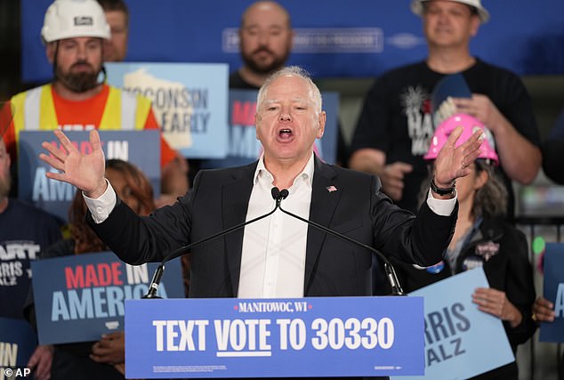 Calon wakil presiden dari Partai Demokrat Gubernur Minnesota Tim Walz berbicara di perhentian kampanye, Senin, 28 Oktober 2024, di Manitowoc, Wisconsin