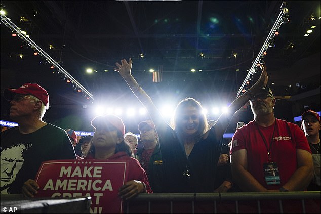 Pendukung mendengarkan mantan Presiden Partai Republik Donald Trump berbicara pada rapat umum kampanye di PPL Center, Selasa, 29 Oktober 2024, di Allentown, Pennsylvania