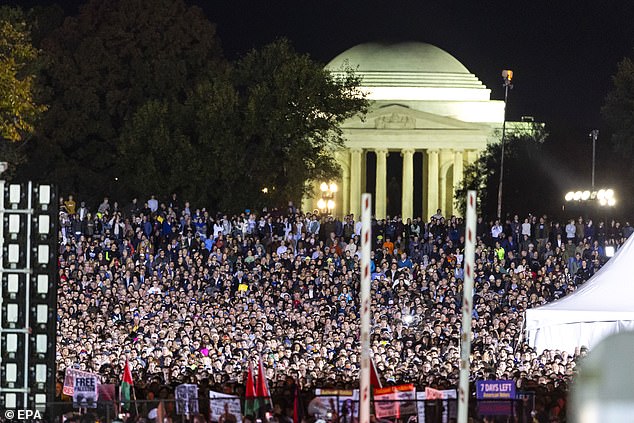 Pendukung terlihat di luar batas keamanan National Mall, dengan Monumen Jefferson terlihat di latar belakang