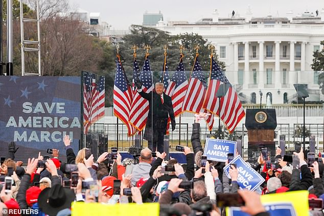 Donald Trump terlihat berpidato di depan pendukungnya pada 6 Januari 2021