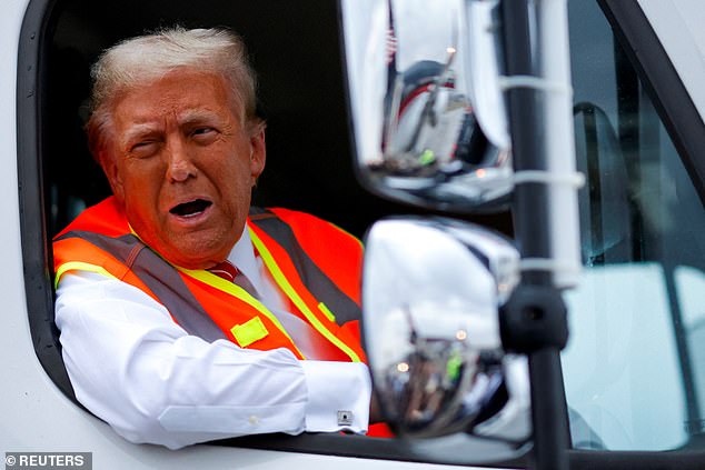 Trump juga ditanya apakah dia harus meminta maaf kepada Puerto Riko setelah komedian Tony Hinchcliffe menyebutnya sebagai “pulau sampah terapung” di rapat umum di Madison Square Garden pada hari Minggu.