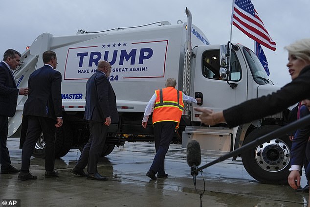 Trump memperhatikan betapa tinggi langkah truk sampah itu dan adrenalinnya melonjak saat dia mendekati kendaraan tersebut.