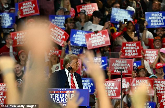 Dengan hanya enam hari menjelang Hari Pemilu, Trump singgah di North Carolina sebelum rapat umum larut malam di Green Bay, Wisconsin.