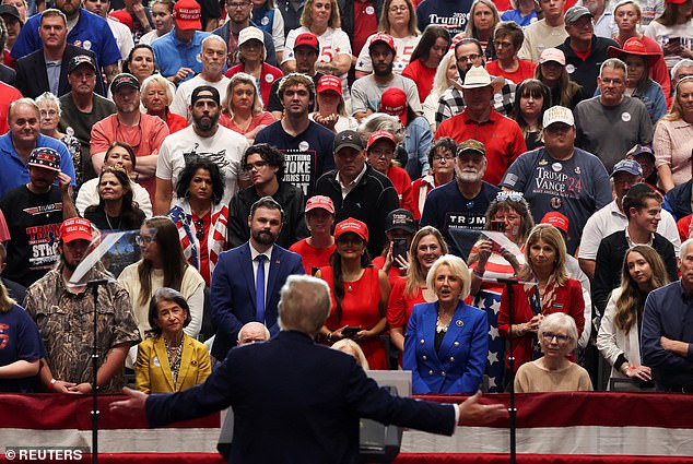 Pendukung mendengarkan kandidat presiden dari Partai Republik dan mantan Presiden AS Donald Trump berbicara selama kampanye di Rocky Mount