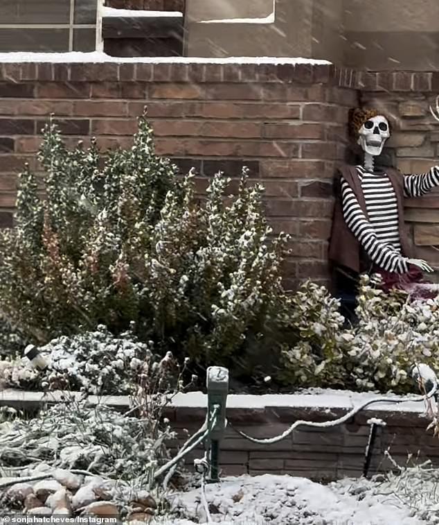 Seorang wanita Wyoming memamerkan dekorasi Halloweennya yang tertutup salju sambil berharap semuanya akan hilang sebelum liburan itu sendiri