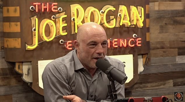 Joe Rogan menampilkan JD Vance di podcastnya